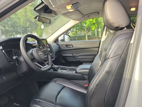 Used 2024 Nissan Pathfinder SV FWD image 11