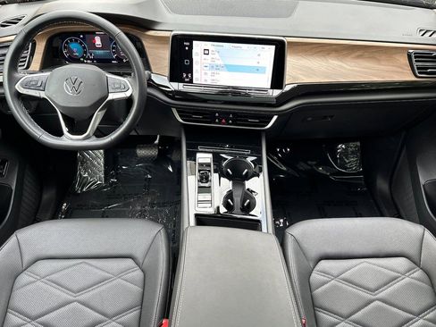 Used 2025 Volkswagen Atlas SE w/ Panoramic Sunroof Package image 12