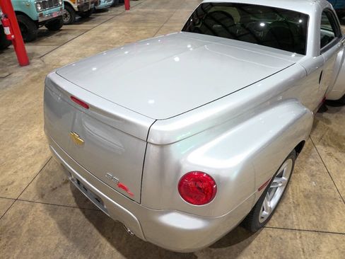 Used 2004 Chevrolet SSR w/ Preferred Equipment Group RWD image 16