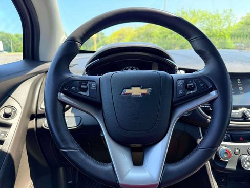 Used 2017 Chevrolet Trax LT w/ LT Convenience Package FWD image 20