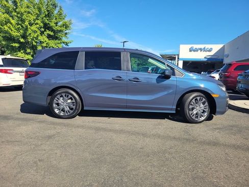 New 2026 Honda Odyssey Touring image 4