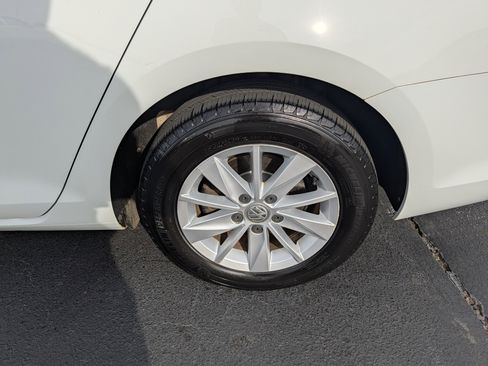 Used 2017 Volkswagen Golf S image 29