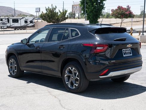 Used 2025 Chevrolet Trax LT FWD image 7