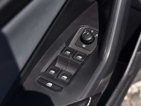 Used 2025 Volkswagen Jetta SE w/ Sunroof Package FWD image 8