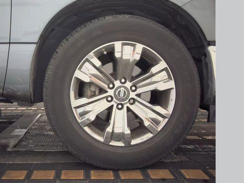 Used 2017 Nissan Titan SV image 9