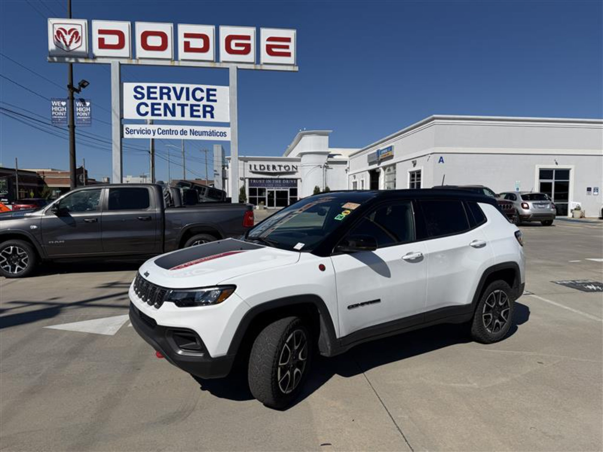 Certified 2025 Jeep Compass Trailhawk AWD/4WD image 1