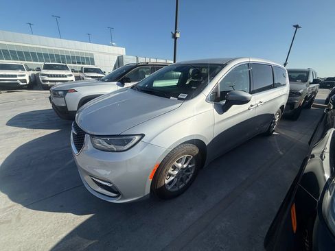 Used 2023 Chrysler Pacifica Touring-L FWD image 1