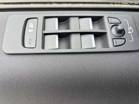 Used 2025 Land Rover Discovery Sport Dynamic SE image 33