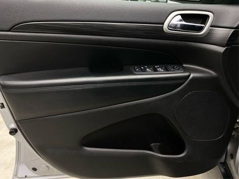 Used 2019 Jeep Grand Cherokee Laredo w/ 18" Wheel & 8.4" Radio Group AWD/4WD image 24