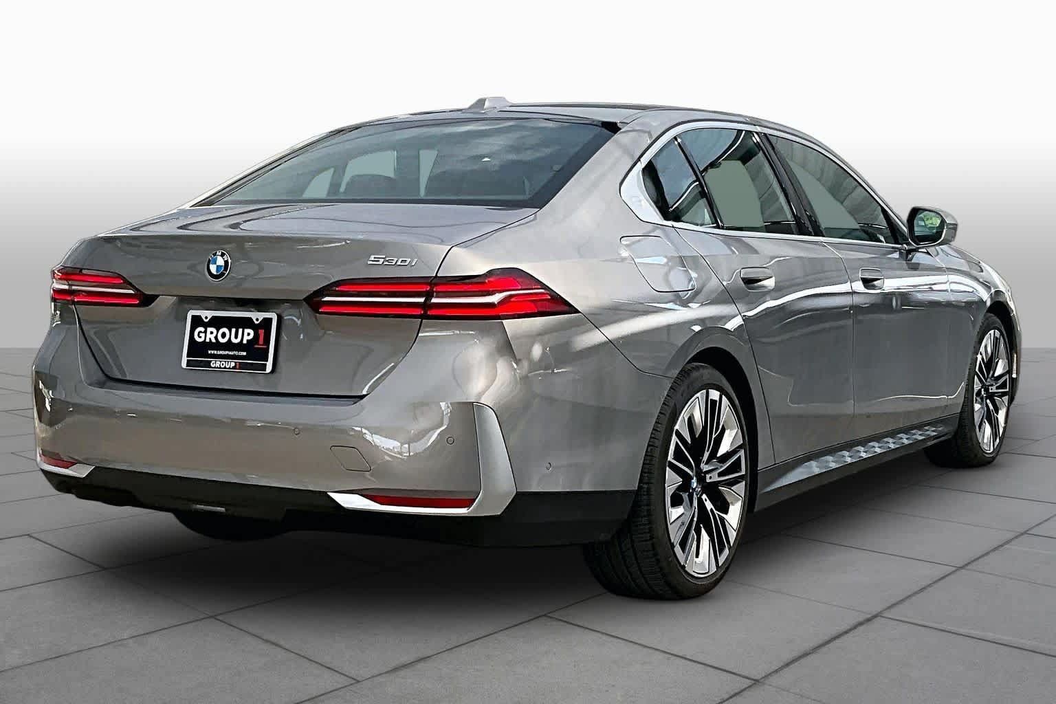 Used 2025 BMW 530i w/ Premium Package RWD image 13