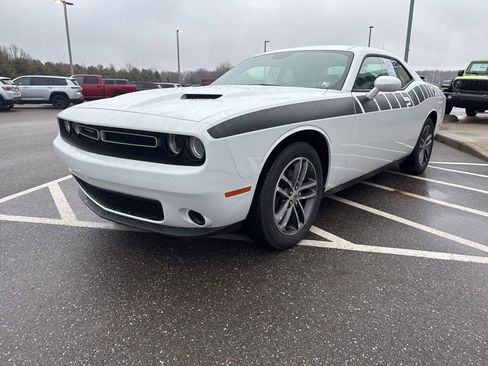 Used 2019 Dodge Challenger SXT image 5