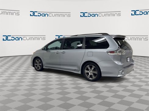 Used 2011 Toyota Sienna SE image 6