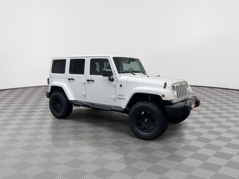 Used 2017 Jeep Wrangler Unlimited Sahara w/ Connectivity Group image 34