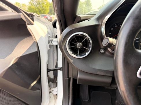 Used 2021 Chevrolet Camaro LT w/ Technology Package image 9