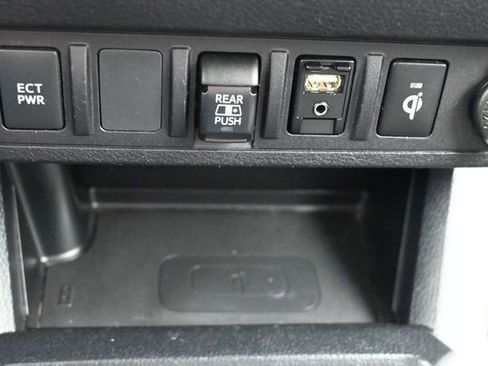 Used 2019 Toyota Tacoma TRD Sport AWD/4WD image 30