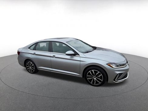 Used 2025 Volkswagen Jetta SE image 2