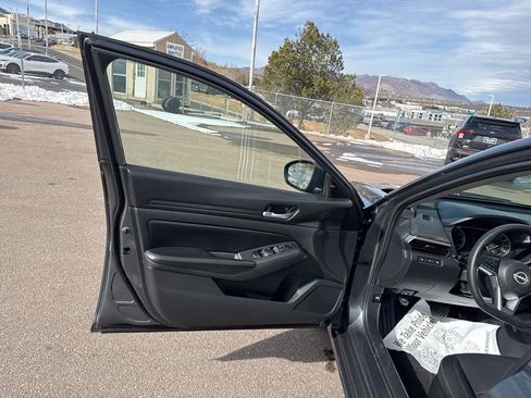 Used 2024 Nissan Altima 2.5 SV FWD image 10