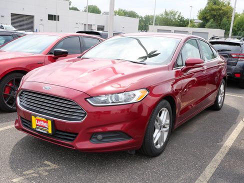 Used 2016 Ford Fusion SE FWD image 4
