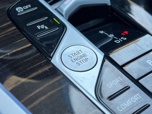 Used 2025 BMW X7 xDrive40i w/ Climate Comfort Package image 33