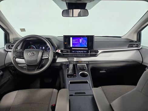 Used 2025 Toyota Sienna LE image 25