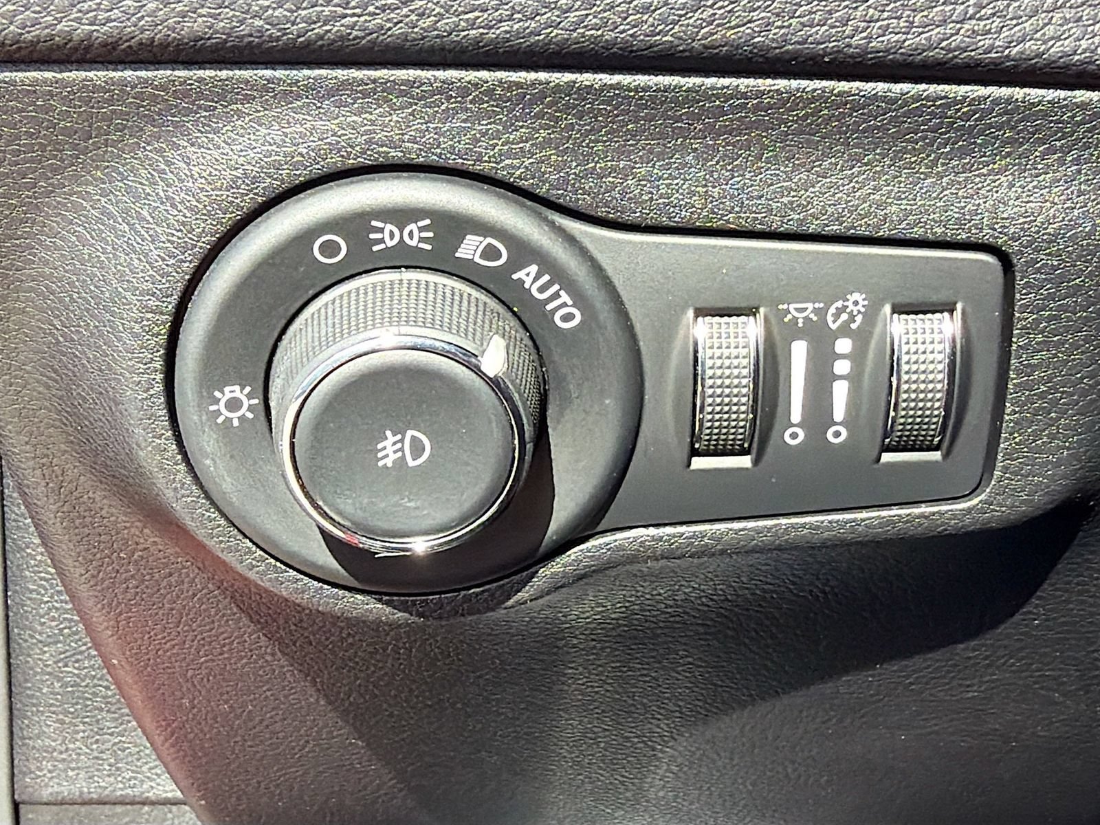 Used 2018 Jeep Compass Latitude w/ Popular Equipment Group FWD image 32
