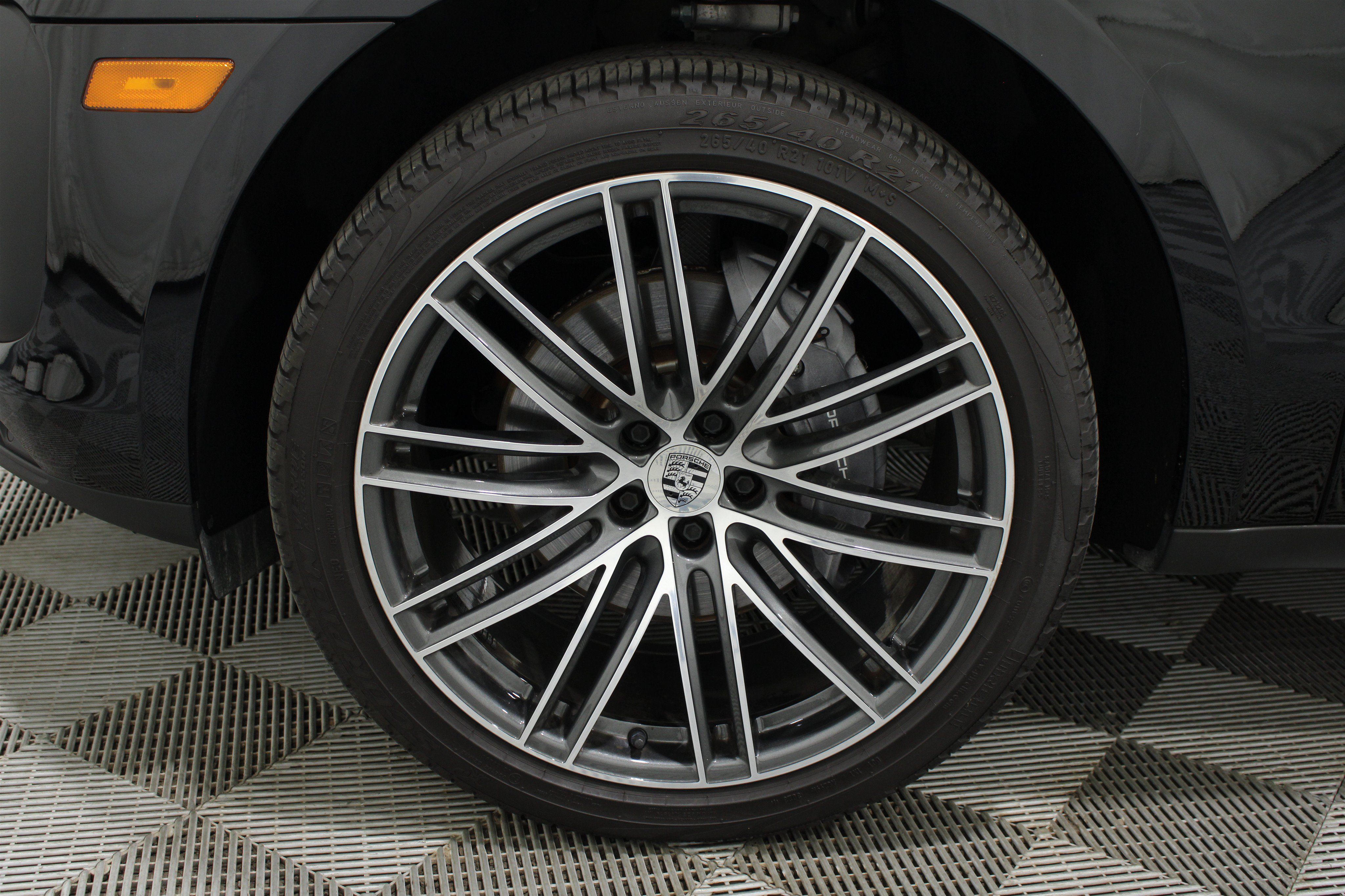 Used 2024 Porsche Macan AWD/4WD image 35