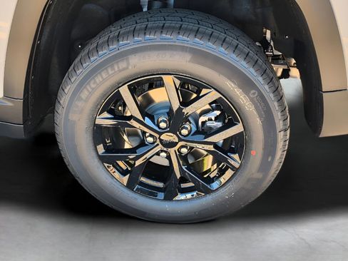 New 2025 Jeep Grand Cherokee Altitude image 26