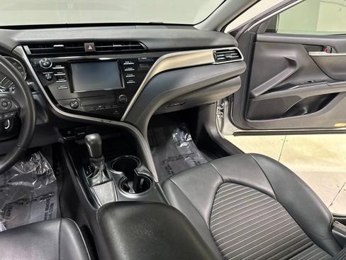 Used 2018 Toyota Camry SE FWD image 19