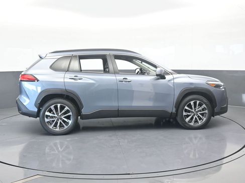 Used 2022 Toyota Corolla Cross XLE image 7