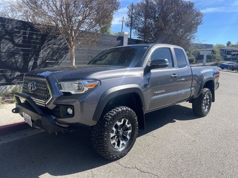 Used 2017 Toyota Tacoma TRD Off-Road w/ Tow Package image 7