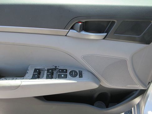 Used 2017 Hyundai Elantra SE FWD image 21