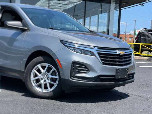 Used 2023 Chevrolet Equinox LS w/ LS Convenience Package FWD image 2
