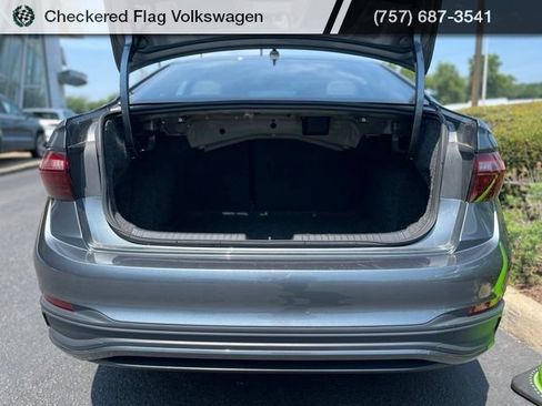 Used 2025 Volkswagen Jetta SE FWD image 12