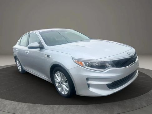 Used 2018 Kia Optima LX w/ 17" Alloy Wheels Package FWD image 3
