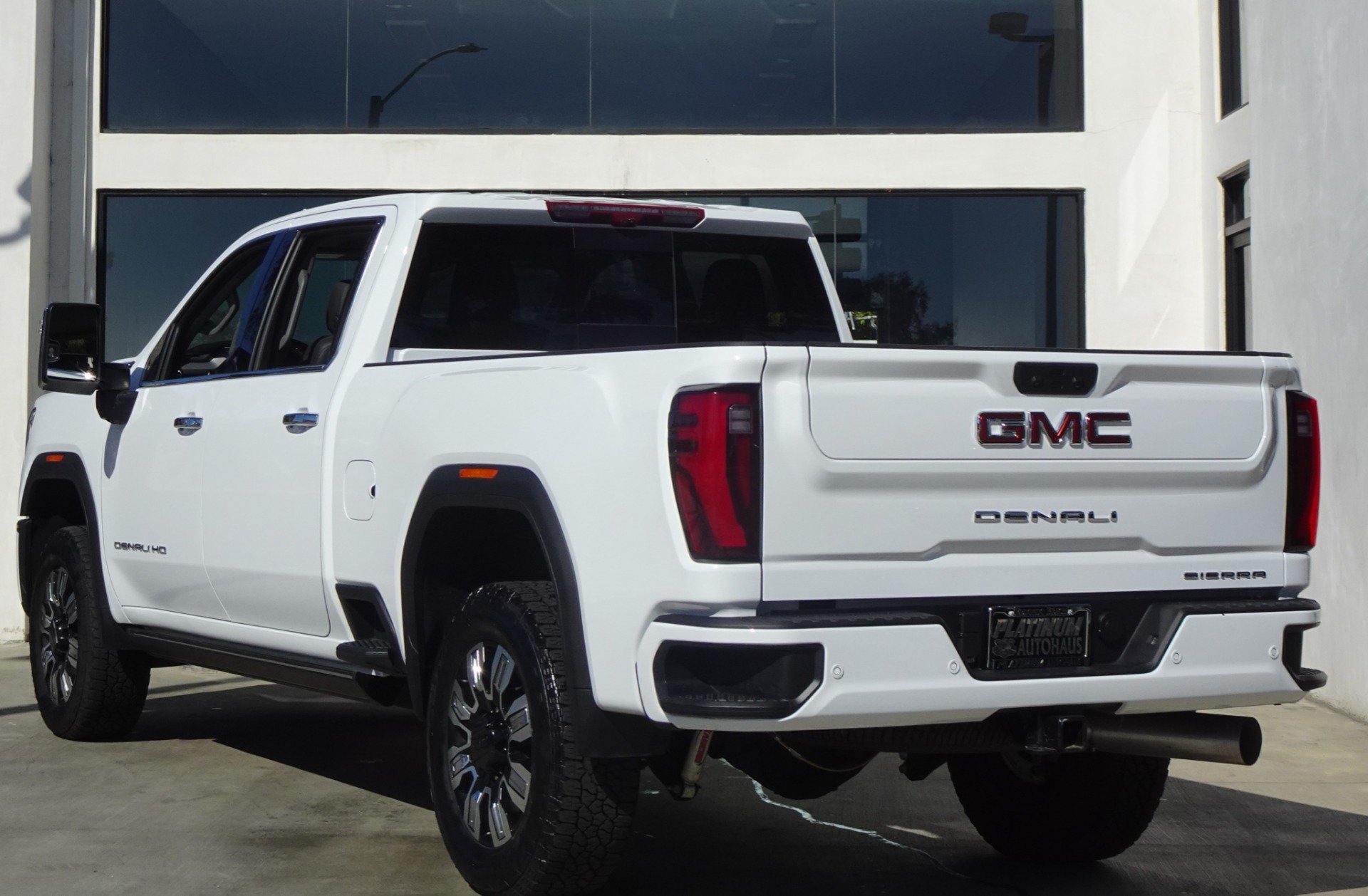 Used 2025 GMC Sierra 2500 Denali w/ Denali Reserve Package AWD/4WD image 4