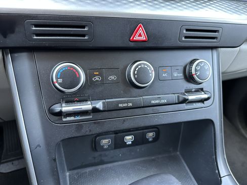 Used 2024 Kia Carnival LX FWD image 31