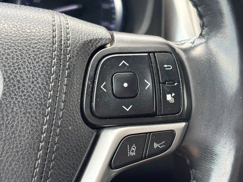 Used 2019 Toyota Highlander SE w/ Nightshade Edition FWD image 22