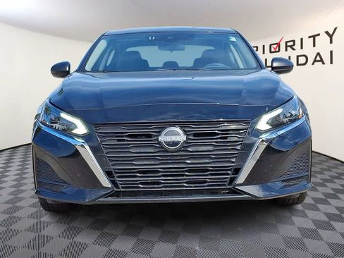 Used 2025 Nissan Altima 2.5 SV FWD image 2