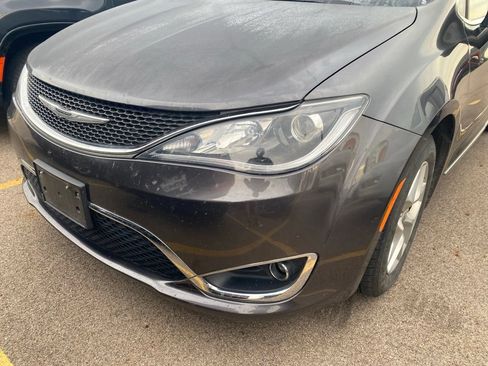 Used 2020 Chrysler Pacifica Touring-L FWD image 17
