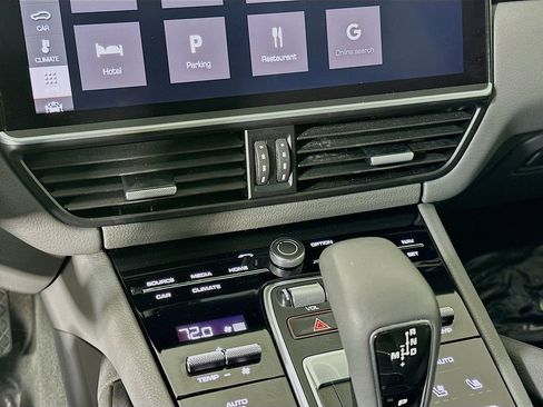 Used 2021 Porsche Cayenne Coupe image 18