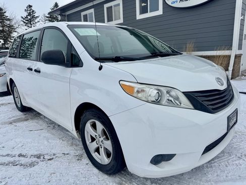 Used 2013 Toyota Sienna L image 2