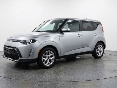 Used 2025 Kia Soul LX w/ LX Technology Package image 2