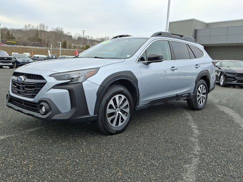 Used 2024 Subaru Outback Premium image 3