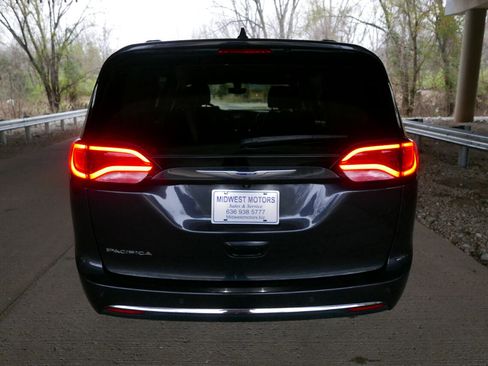 Used 2020 Chrysler Pacifica Touring-L image 32