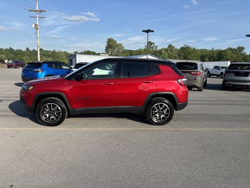 Used 2025 Jeep Compass Trailhawk AWD/4WD image 13