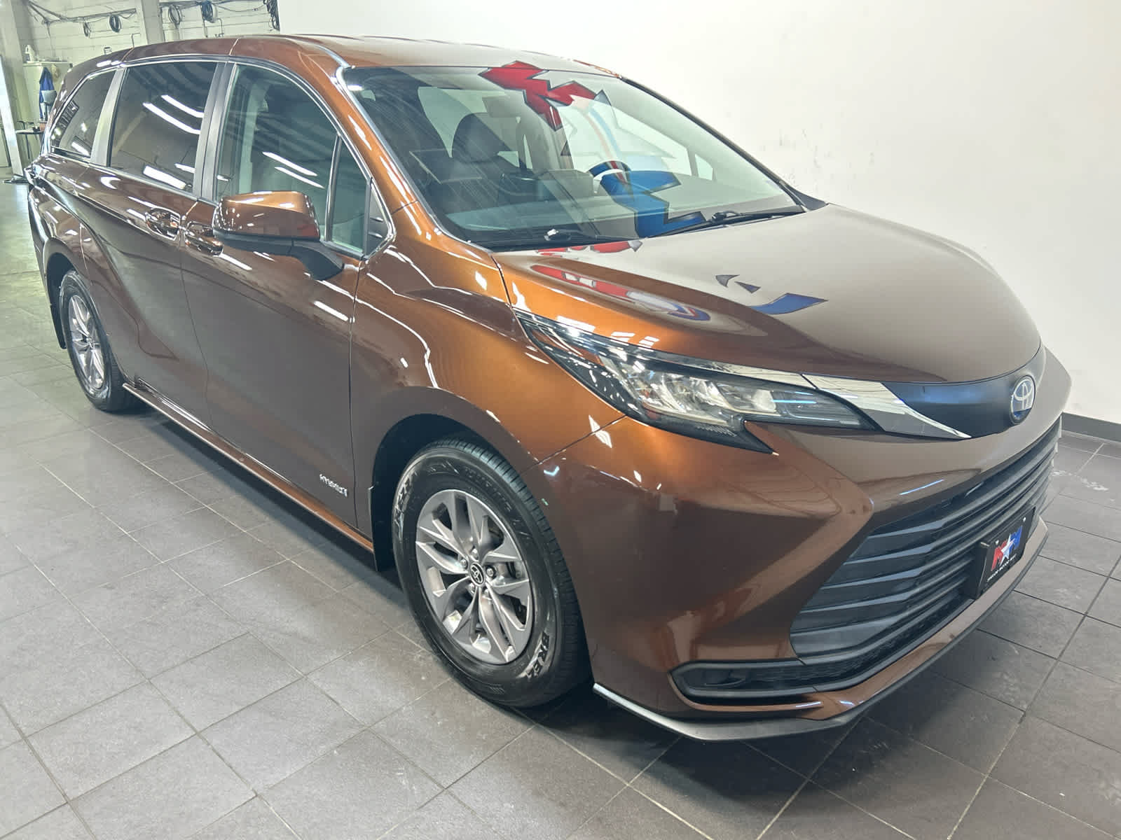 Used 2021 Toyota Sienna LE AWD/4WD image 2
