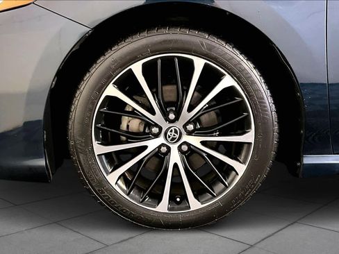 Used 2020 Toyota Camry SE image 11