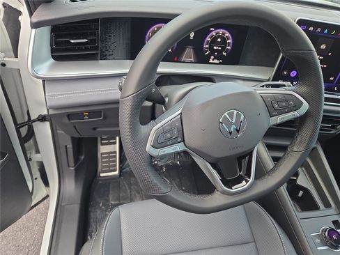 New 2025 Volkswagen Tiguan SE R-Line image 20