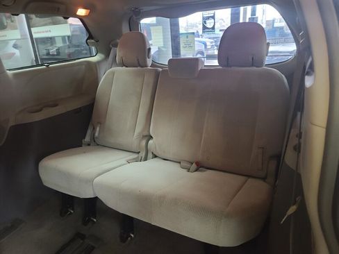 Used 2014 Toyota Sienna LE image 12