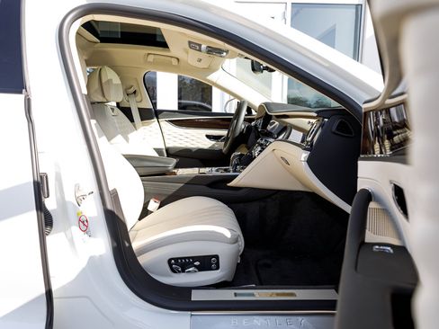 Used 2020 Bentley Flying Spur W12 image 2